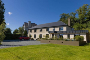 Luxury Eleven Bedroom House Sleeps 23 5-10 mins walk from town Centre